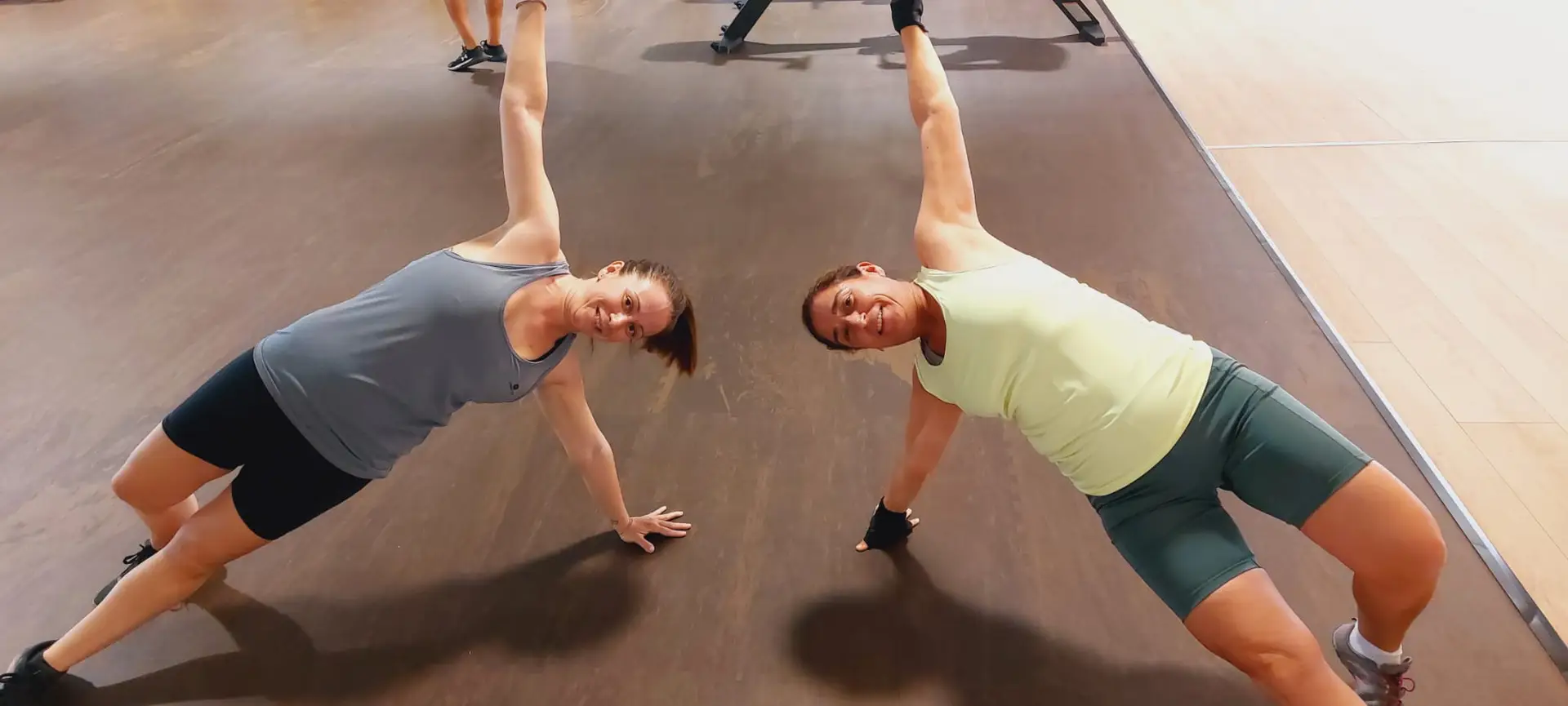 dos personas haciendo una sesion de entrenamiento en grupo en sevilla